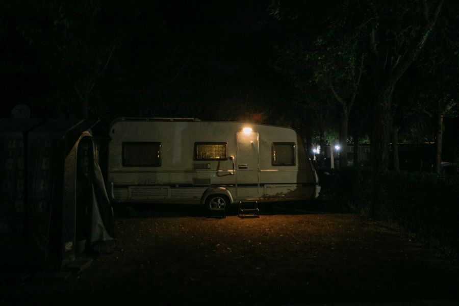 Camping Caballo de Mar parcel·la confort família barbacoa camping amb caravana a Pineda de Mar