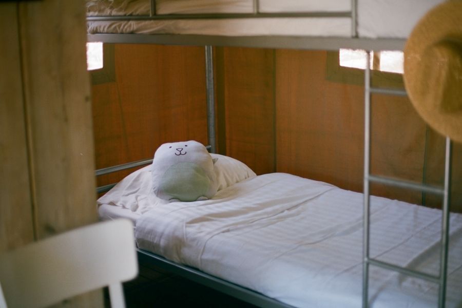 11-camping rupit-bungalow tent-interior cama-glamping en la naturaleza