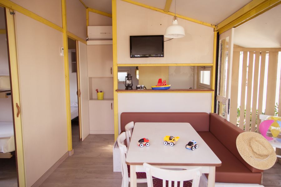 1 Camping Senia Tucan-Family Bungalow para familias con niños-salon y television