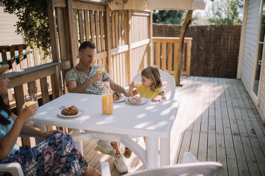 Camping Senia Tucan Mobil Home Suite Mobil Home mit 2 WC und Terrasse