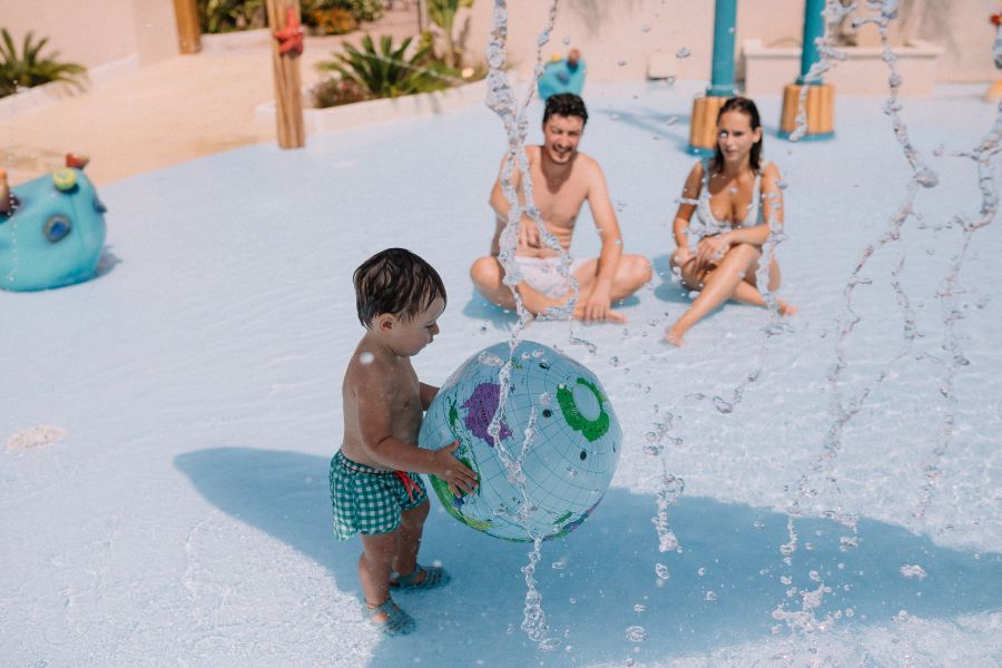 Kinder spielen im Pool des Campingplatzes