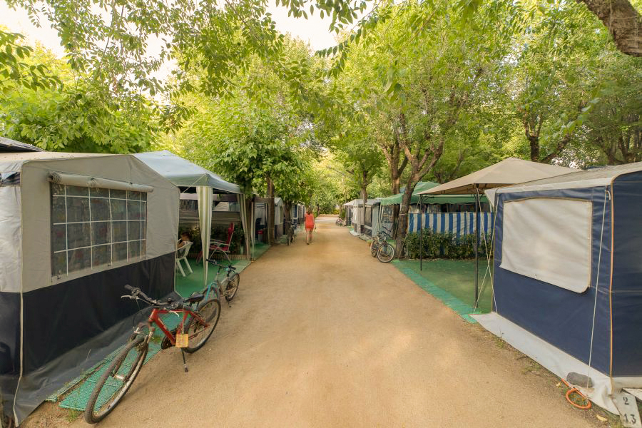Emplacement camping confort avec caravane Camping Caballo de Mar