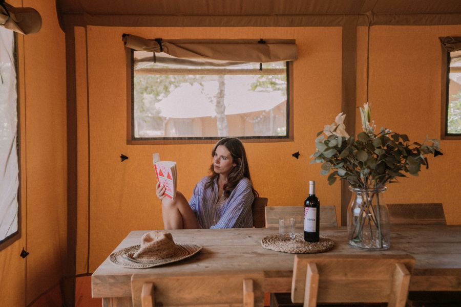 Camping Senia Riu Salon comedor del Glamping Cottage 