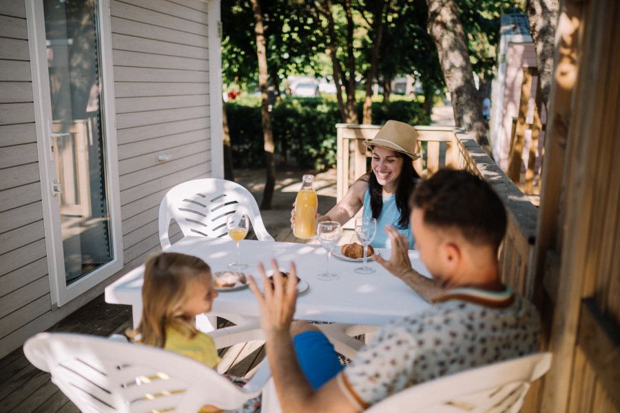 Camping Senia Tucan Mobil Home Suite Mobil Homemit 2 WC und Terrasse