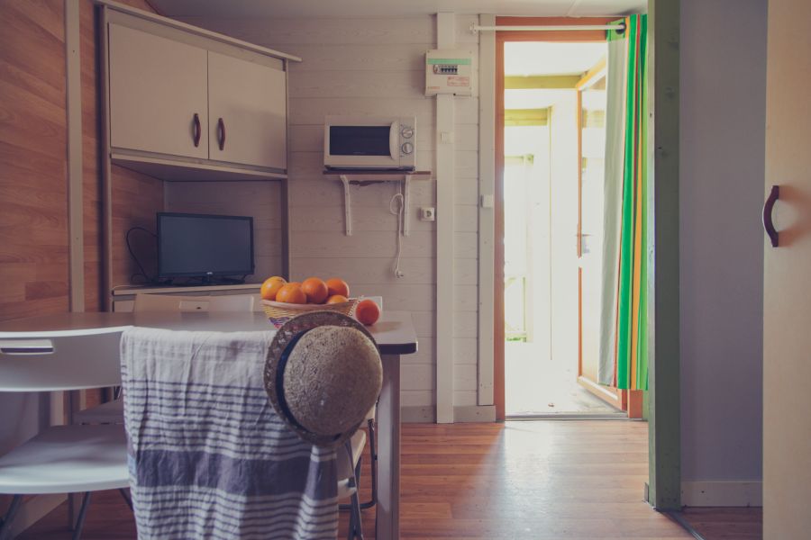 4 Camping_tucan_Relax Beach_Baño_Bungalow para dos personas-salon (2)