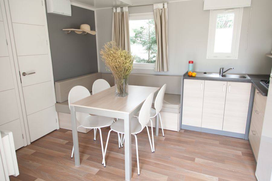 Camping Senia Riu Salon y cocina del Mobil Home Evasion para 6 personas