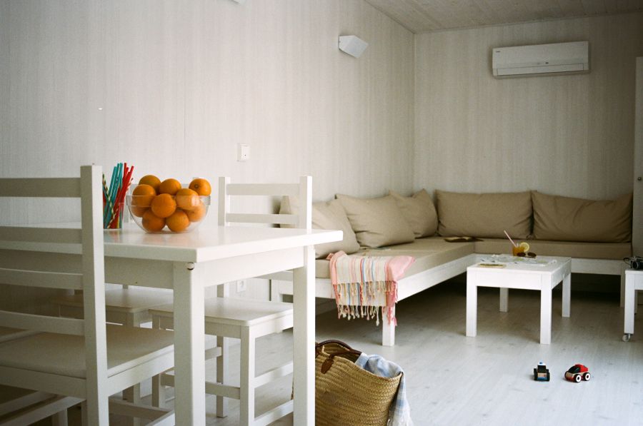 3 Camping riu-bungalow Aire-salon-ducha y habitaciones-Amplio bungalow en la Costa Brava (6)