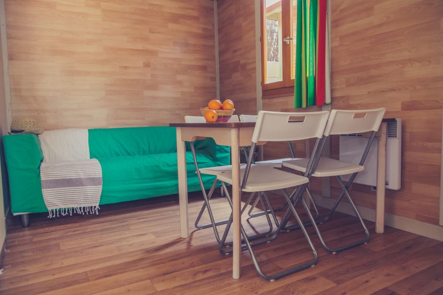 5 Camping_tucan_Relax Beach_Baño_Bungalow para dos personas-salon