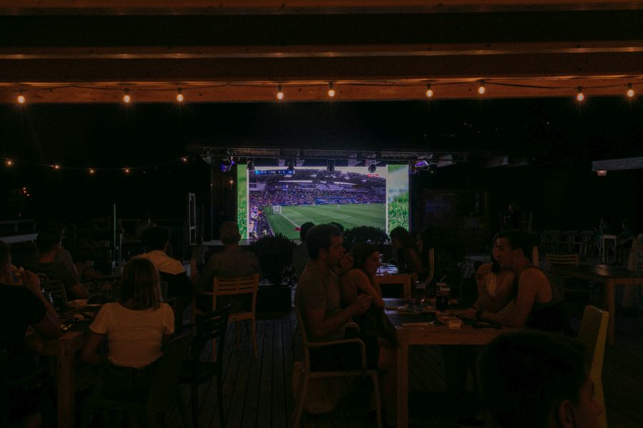 Restaurants at the pools