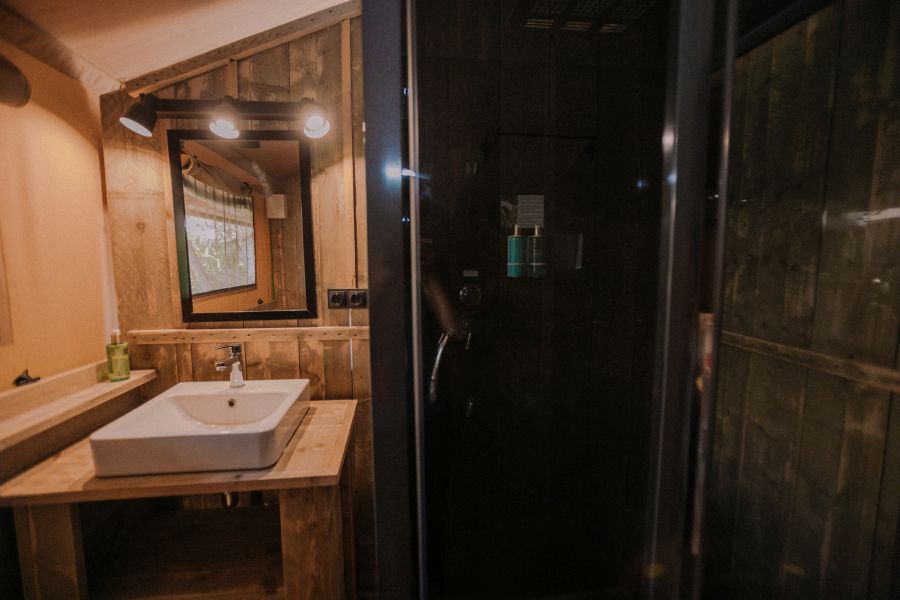 9Camping Senia Riu Ducha Glamping Woody tienda de lujo