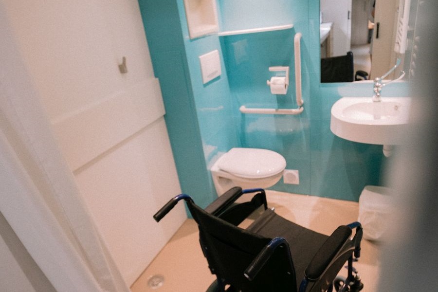 ACCESS stacaravan toilet aangepast voor mensen met beperkte mobiliteit