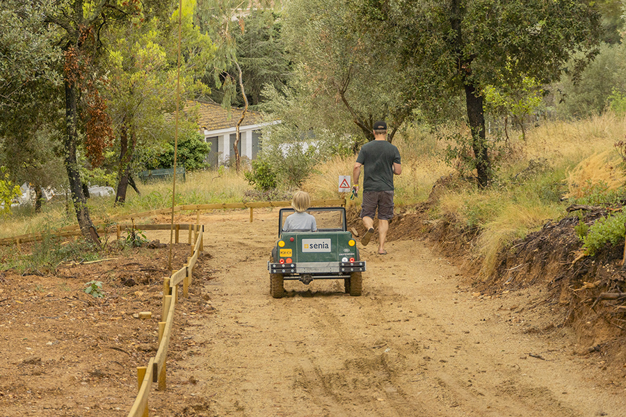 Coches eléctricos para niños en Camping Cala Gogo Internacional