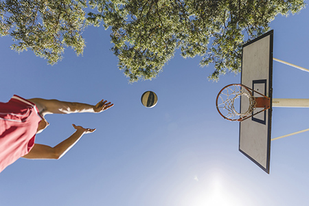 Camping Cala Gogo- actividades-Camping con pista de baloncesto