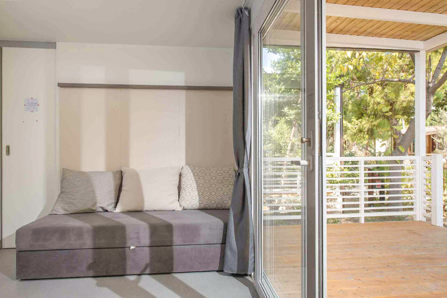 Mobilheim Vista, erste Reihe. Wohnzimmer und Terrasse