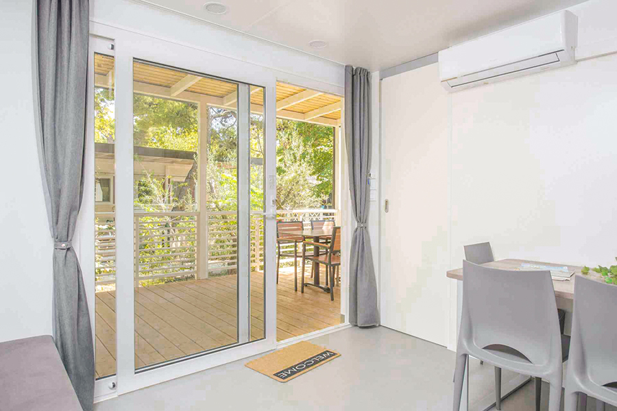 Mobilheim Vista, erste Reihe. Wohnzimmer und Terrasse