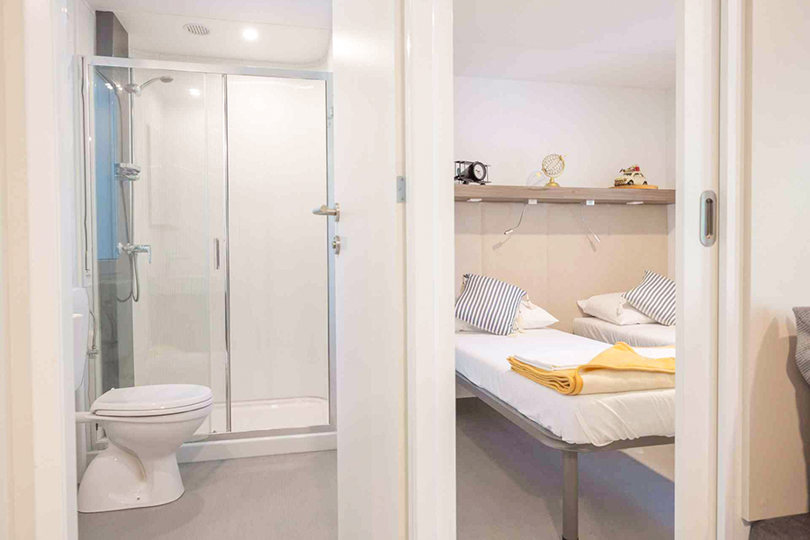 Mobilheim Vista, erste Reihe. Badezimmer und Zimmer