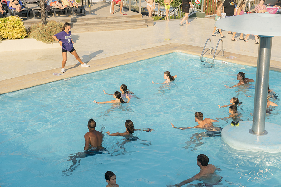Tänze und Aquadance im Pool
