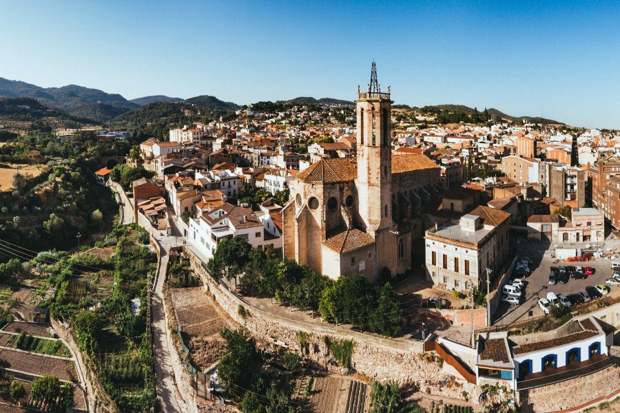 vista aérea de Caldes de Montbui con su iglesia