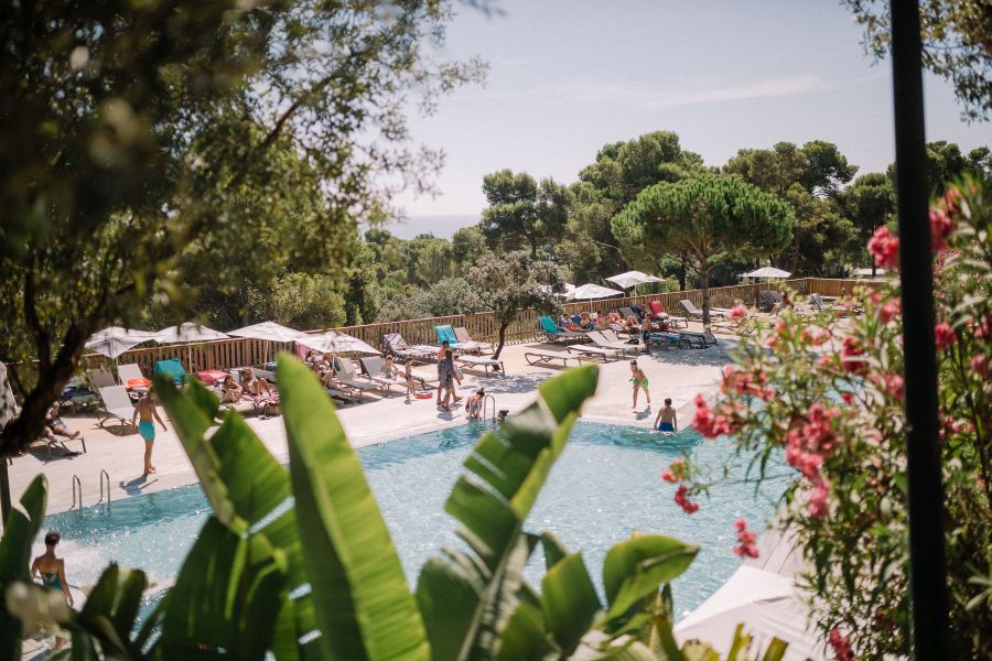 Piscina amb bombolles al costat del Bar Restaurant Chill Out