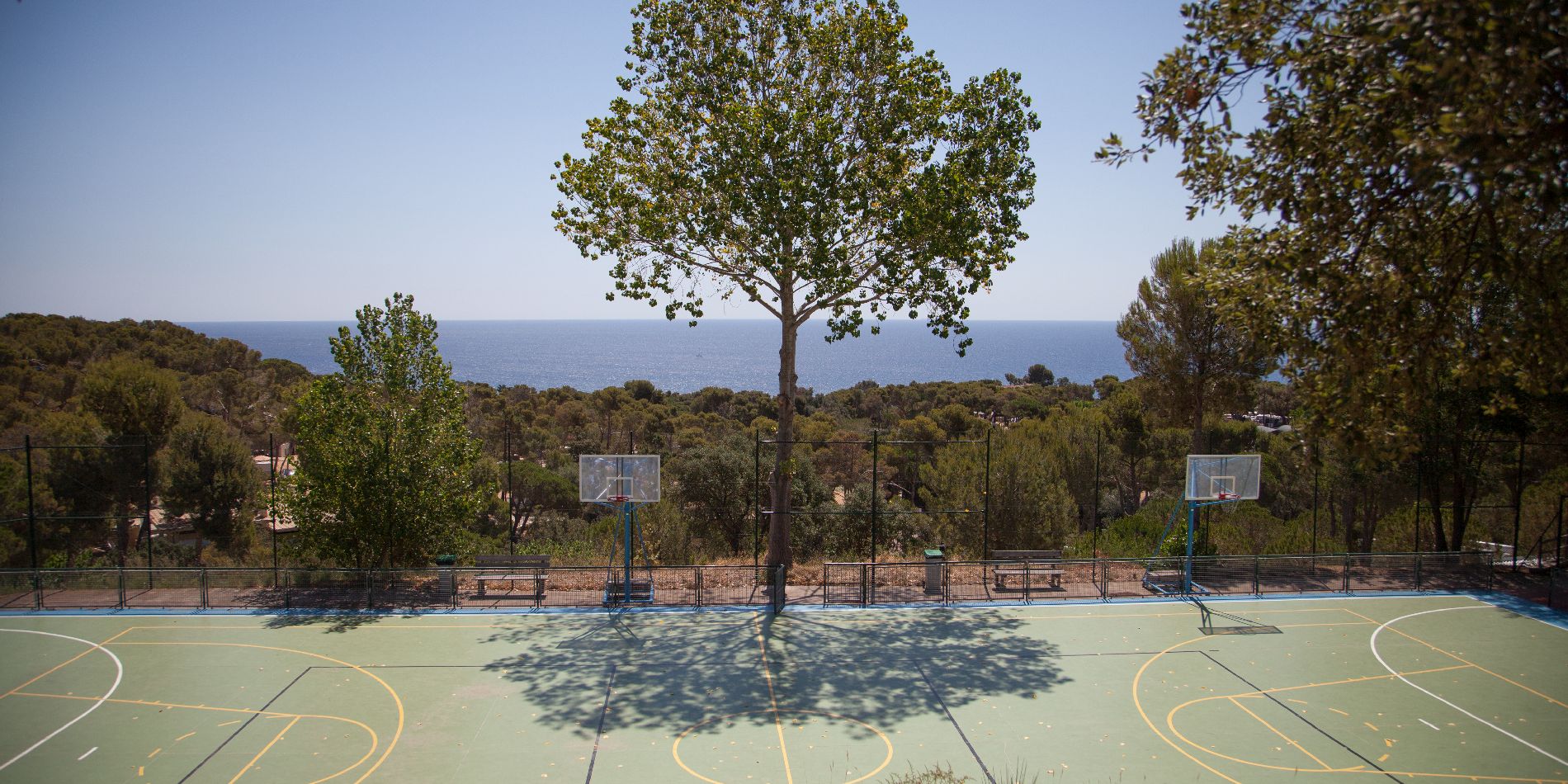 Camping Cala Gogo activitats Camping amb pista de basquet