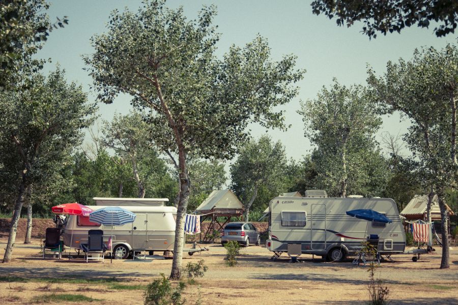 Campingplatz Riu Stellplaetze Confort Camping fuer Wohnwagen und Wohnmobile in Sant Pere Pescador Familiengrill