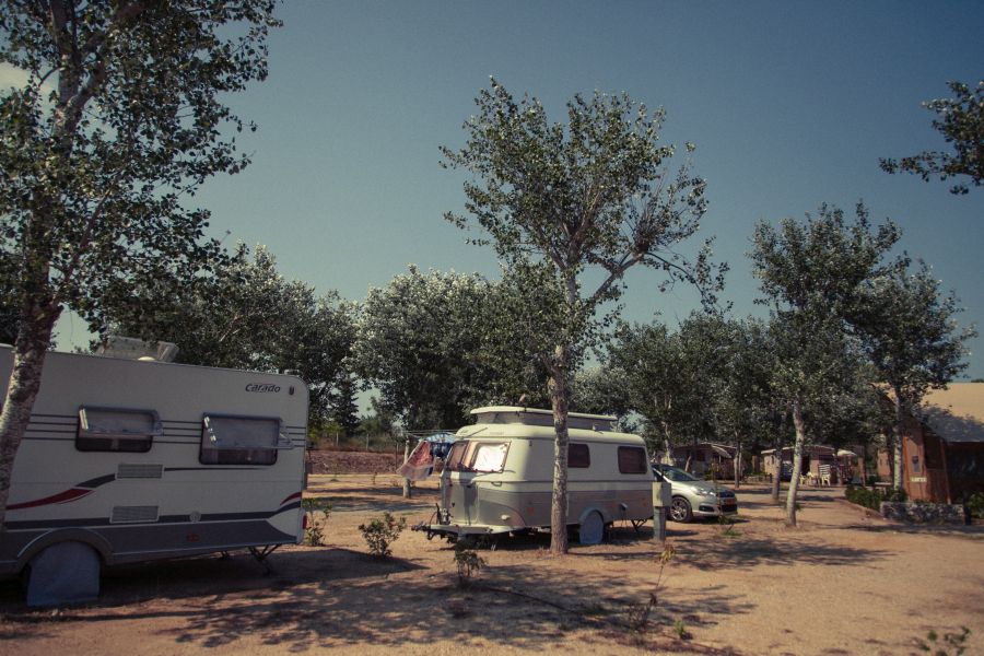 Campingplatz Riu Stellplaetze Confort Camping fuer Wohnwagen und Wohnmobile in Sant Pere Pescador Katalonien