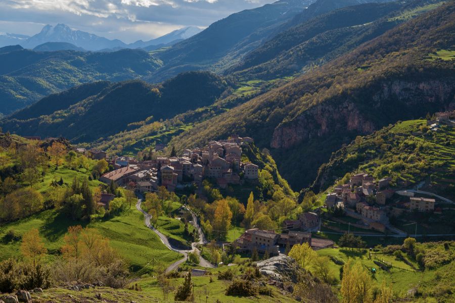El pueblo de Castellar de n’Hug entre montañas