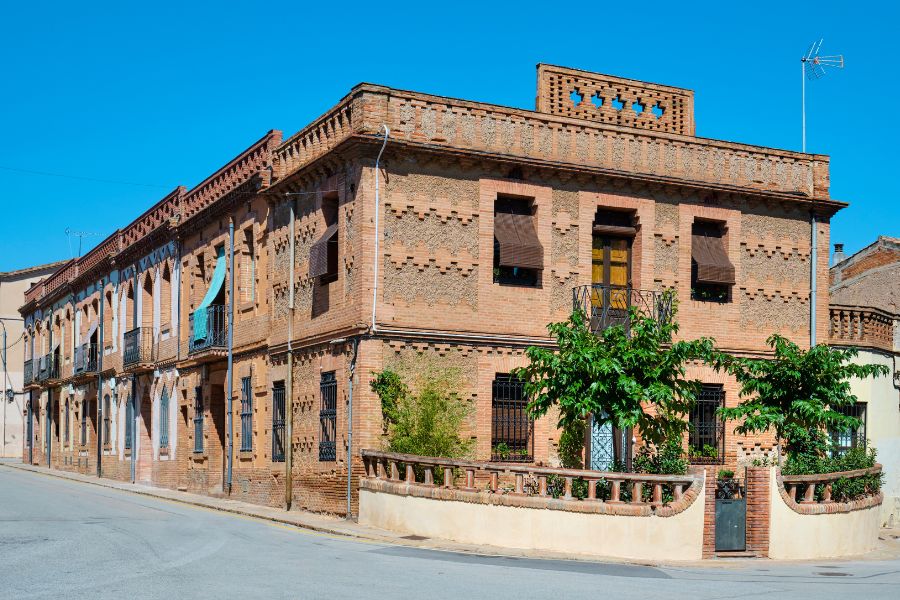 Edificio de la Colonia Guell en Santa Coloma de Cervelló