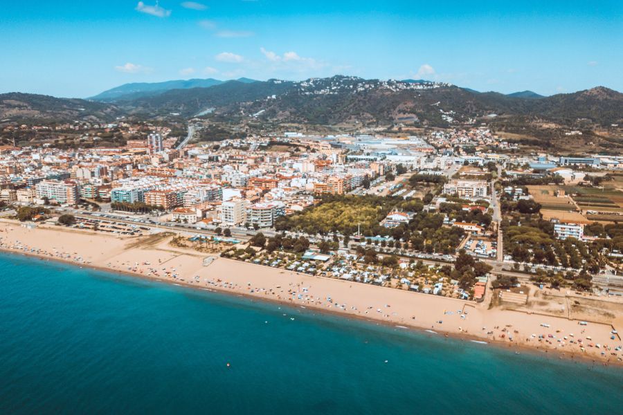 Pineda de Mar entre playa y montaña desde el cielo