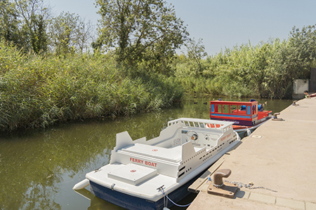 Nueva actividad barcas electricas en el camping sènia riu