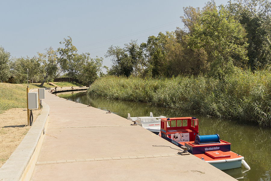 Barcas eléctricas para niños en el camping sènia riu