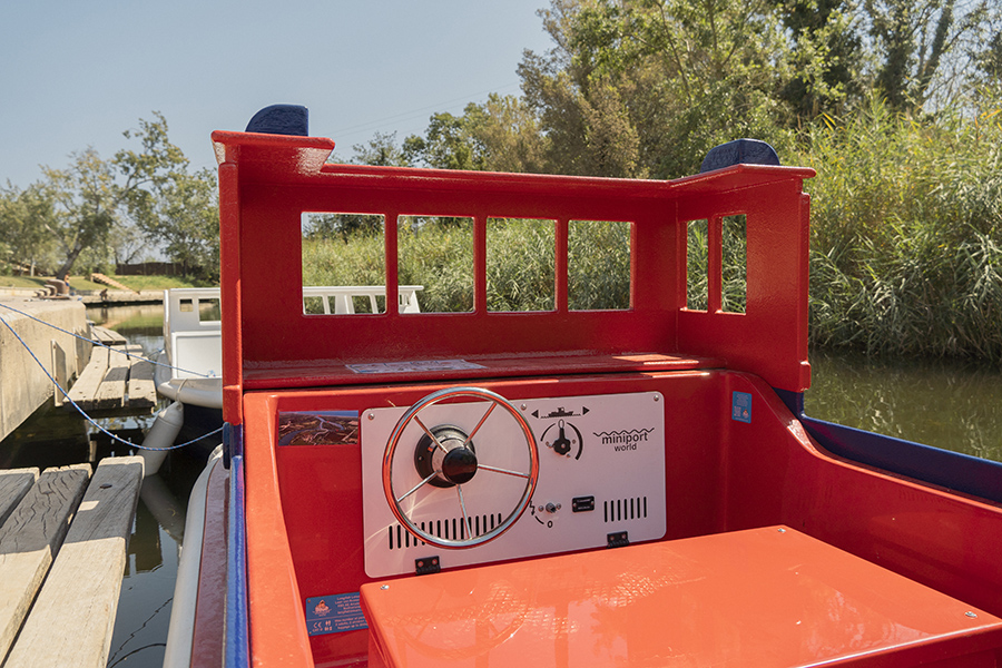 Barcas eléctricas para niños en el camping sènia riu
