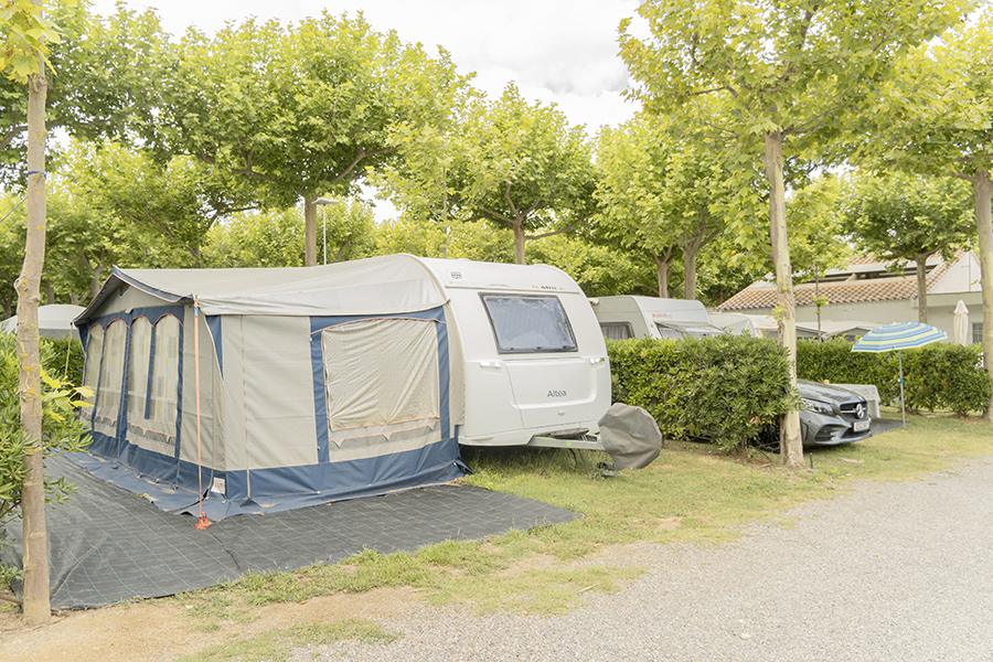Camping Riu-Parcela confort-camping para caravanas y autocavravanCamping Riu-Parcela confort-Camping para caravanas y autocavravanas en Sant Pere Pescador Catalunya