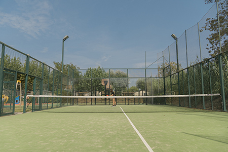 Pista padel renovada en camping Sènia Riu