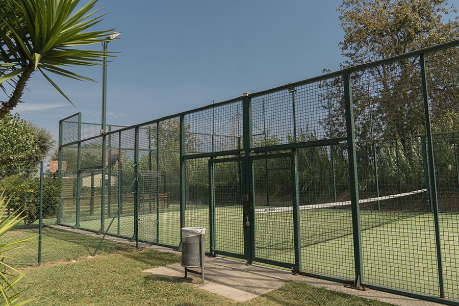 Pista padel renovada en camping Sènia Riu