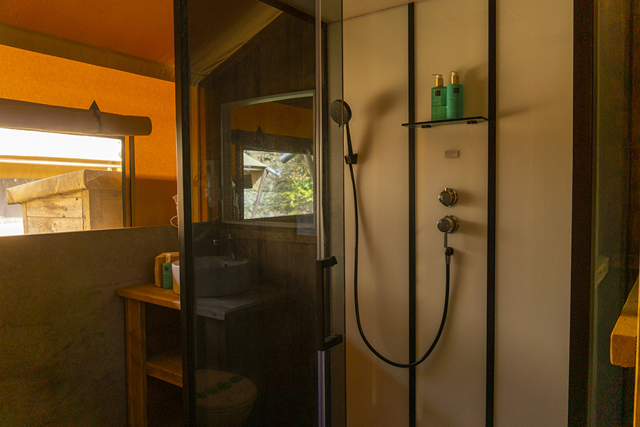 Camping Caballo de Mar Glamping Safari_lavabo ducha Glamping en primera linea