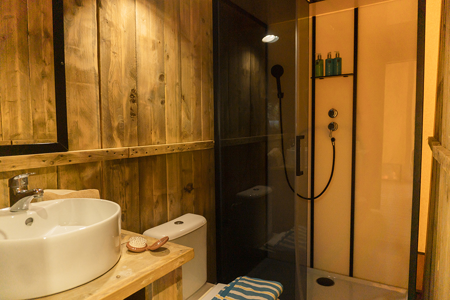 Rupit Glamping Safari Smart baño