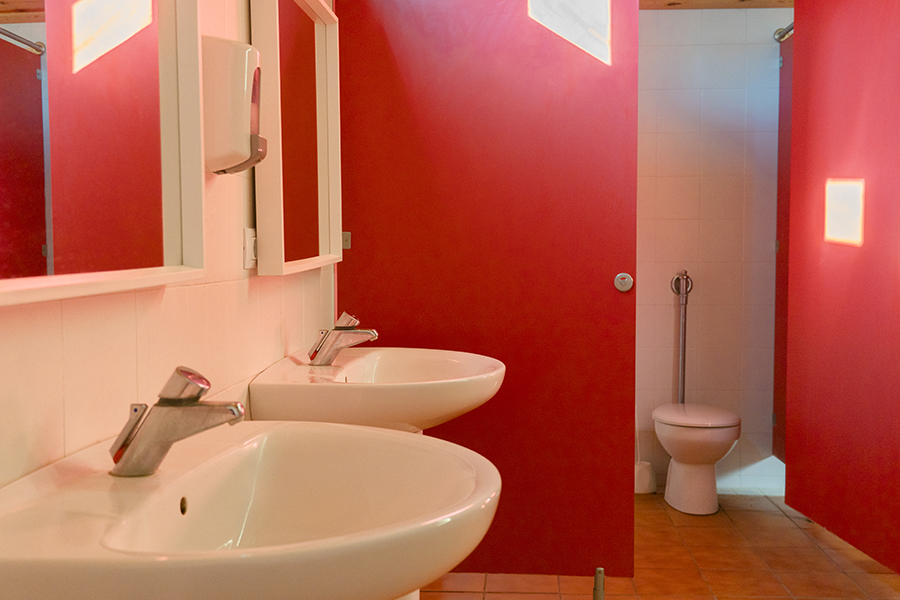 camping senia rupit-bloque sanitario-slide-camping con sanitarios en osona