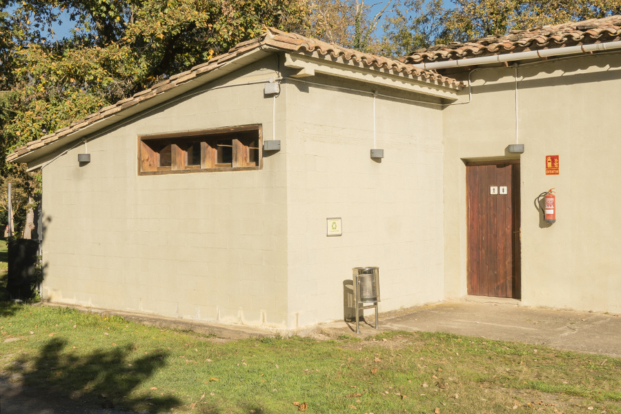camping senia rupit-bloque sanitario-slide-camping con sanitarios en osona