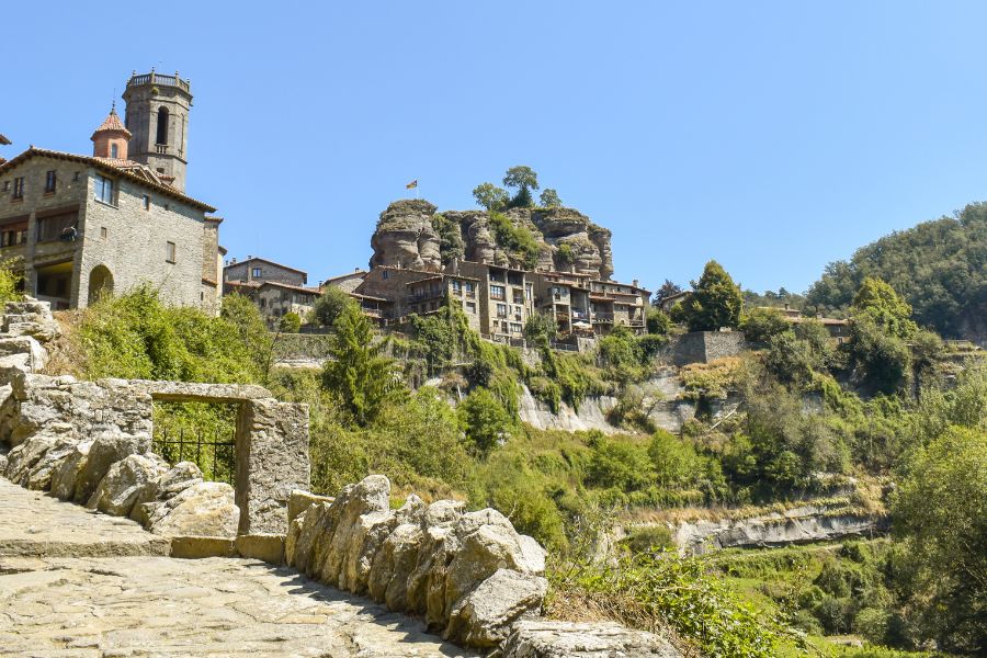 pueblo de Rupit con sus casas tradicionales y su entorno natural