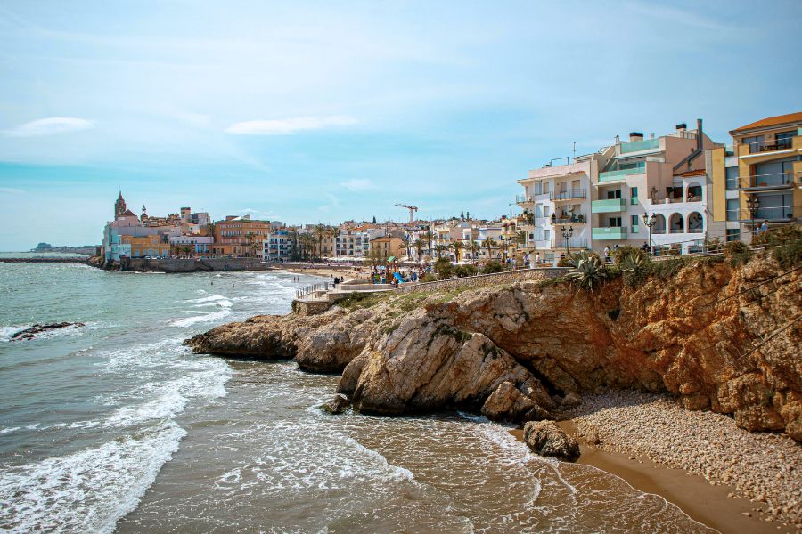 vista a la playa de Sitges y sus casas frente al mar