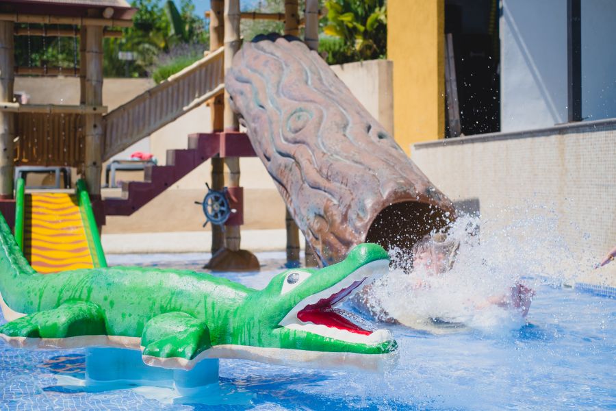 Kinderzwembad met krokodil en splash