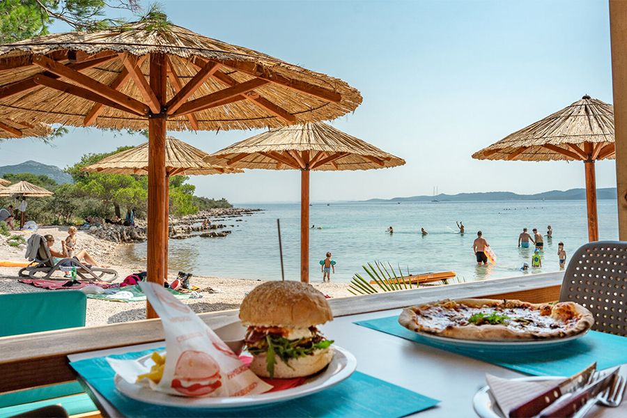 Restaurante con vista a la playa Camping Sènia Ugljan 