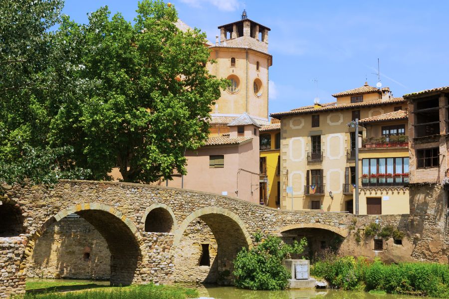 Puente de piedra delante de la Catedral de Vic