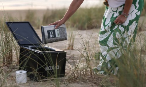 Inodoro seco portátil BOXIO instalado en un entorno natural