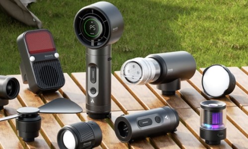 Sistema modular CamperKit con accesorios desplegados sobre una mesa de camping