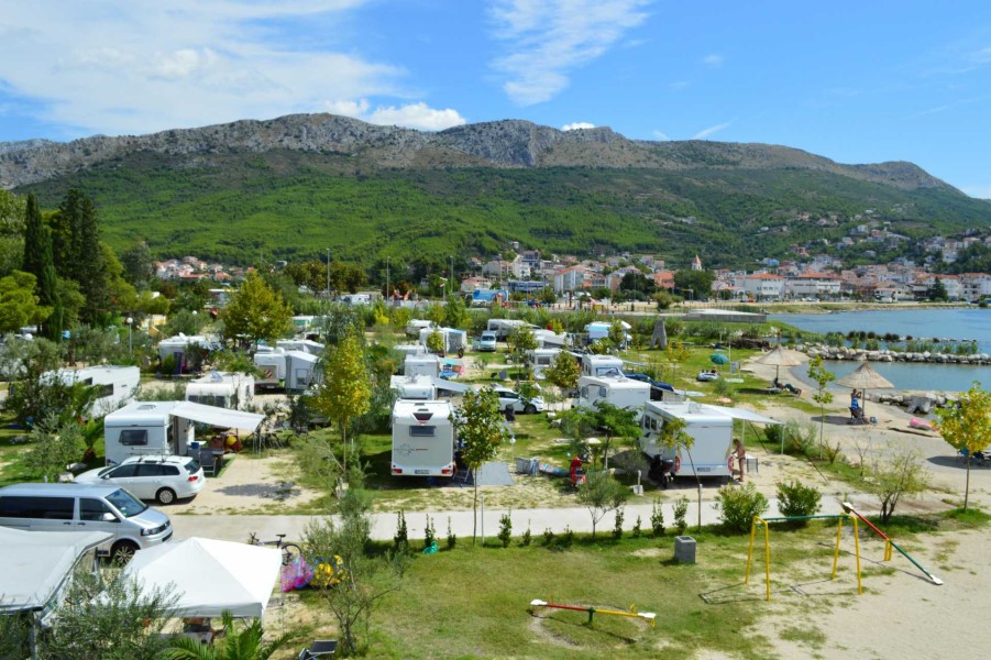 Parcelas Zona A Stobrec Split vista dron montañas y playa