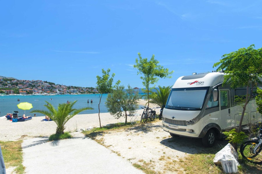 Parcelas Plus A Stobrec Split autocaravana delante de la playa