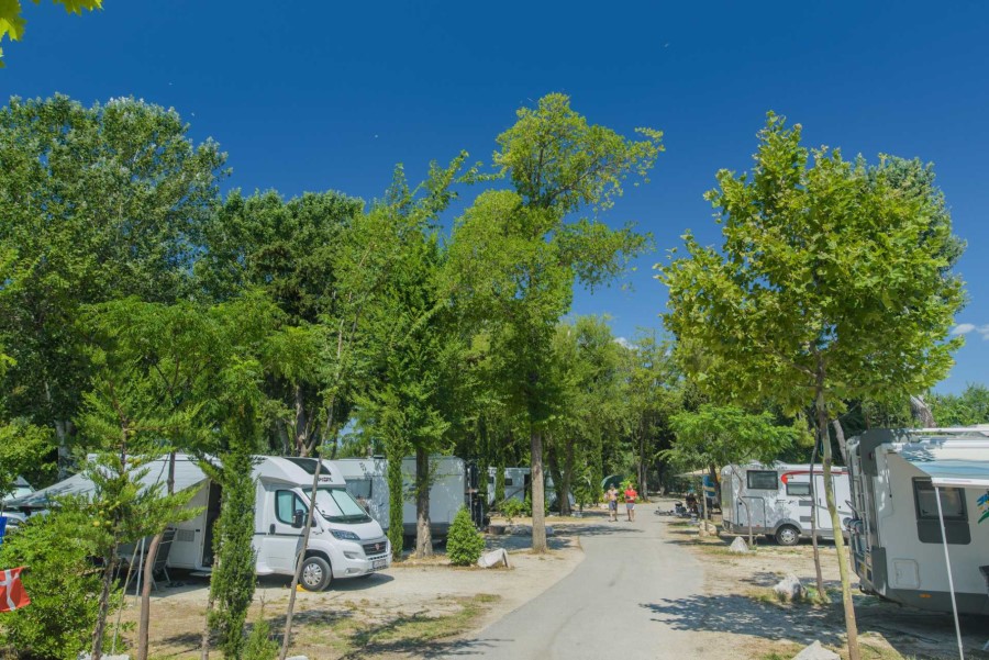 Parcelas Zona B Stobrec Split calle autocaravanas