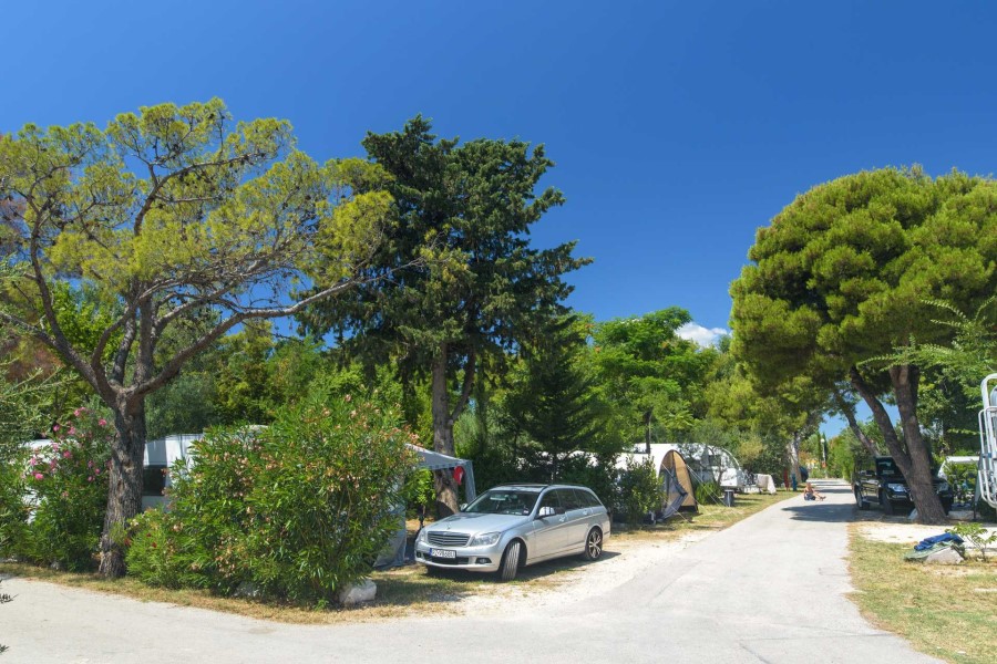 Parcelas Zona C Stobrec Split calle con árboles